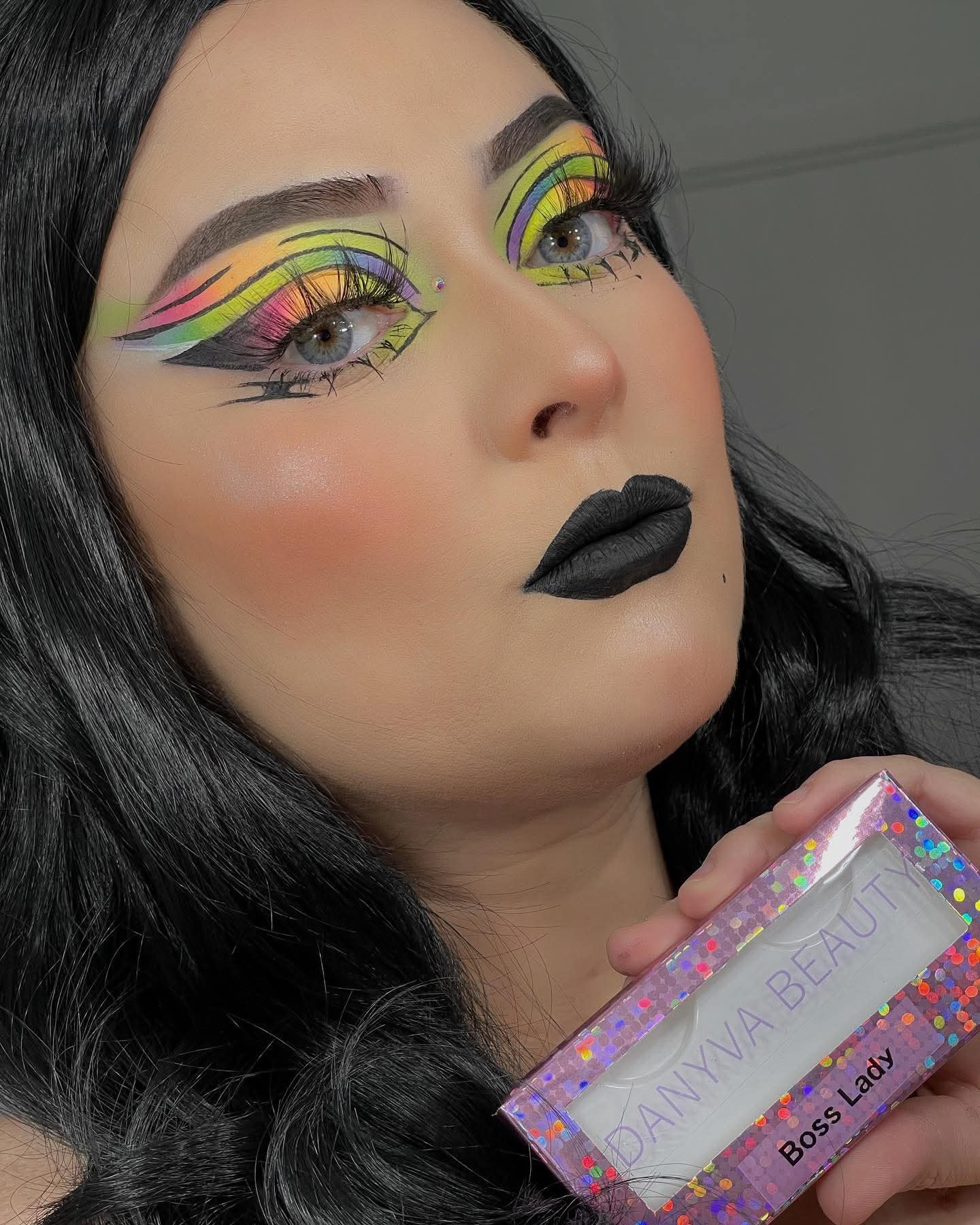 Lashes "boss lady"